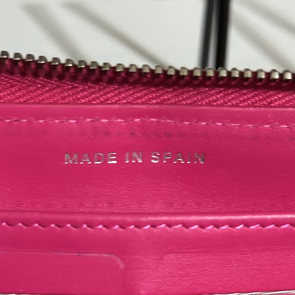 Authentic CHANEL Quilted Matelasse CC Logo Caviar Skin Zip Around Long Wallet - Picture 8 of 17